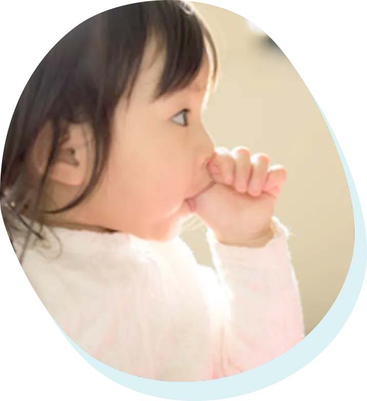 指をしゃぶっている子