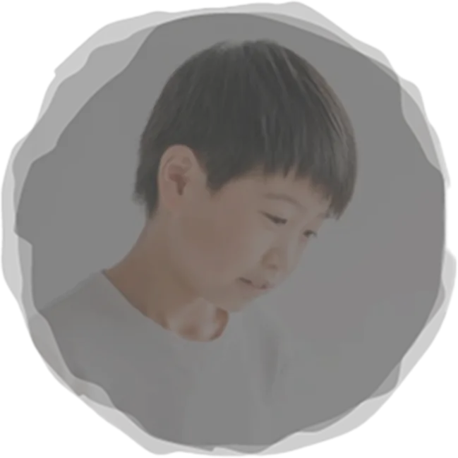 下を向く少年