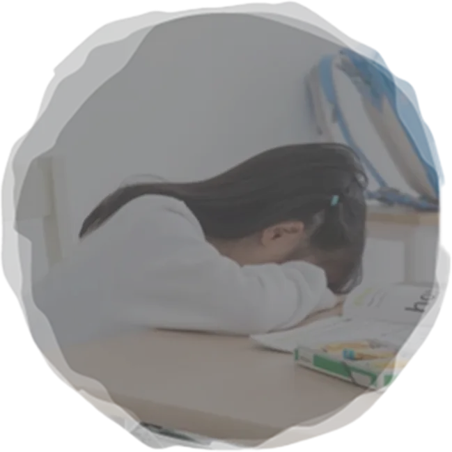 机で寝ている子